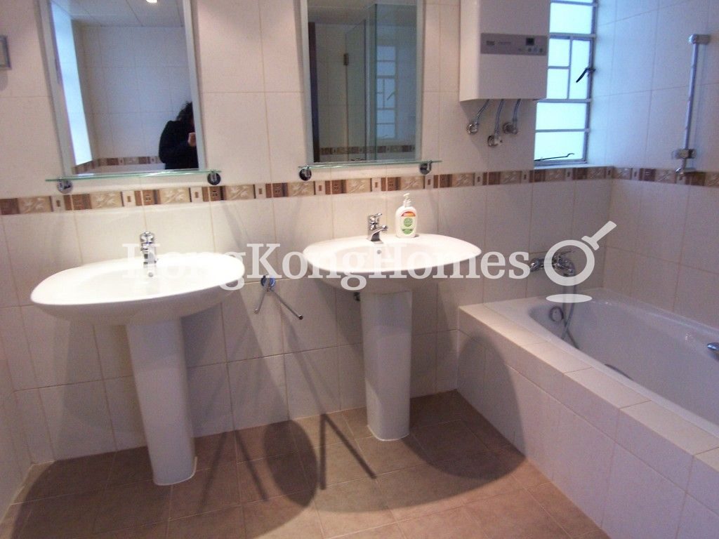 Master Bathroom — 蟠龍道 16-20 號，跑馬地