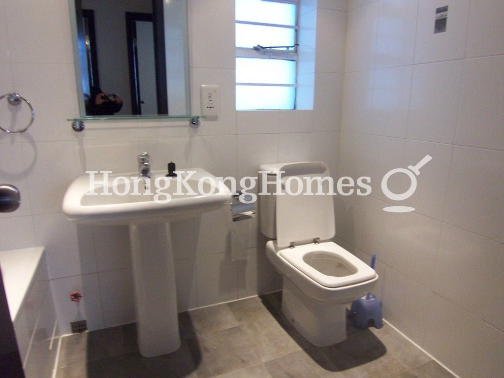 Guest Bathroom — 蟠龍道 16-20 號，跑馬地
