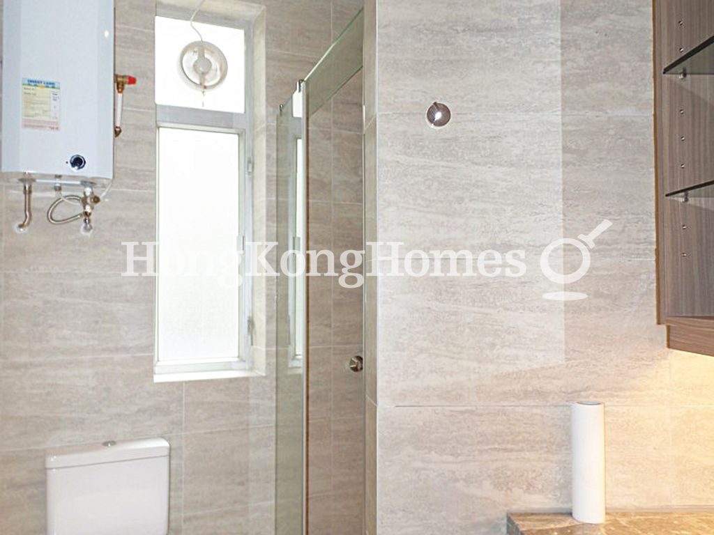 Guest Bathroom — 高雲大廈，中半山