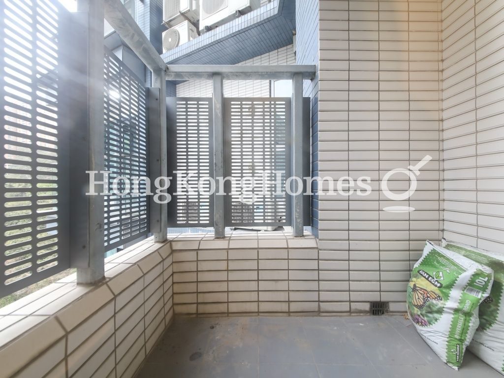 Balcony off Maid's Room — 貝沙灣 01期，薄扶林