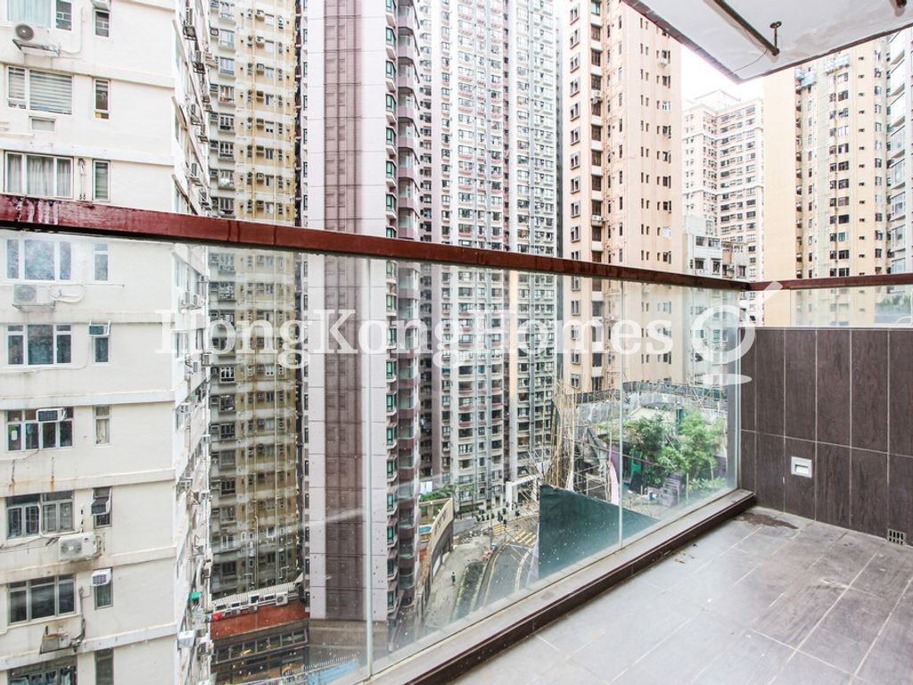 Balcony off Living and Dining Room — 利德大廈，西半山