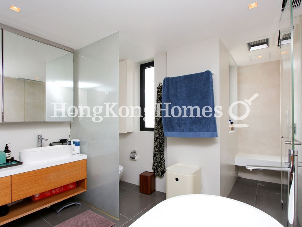 Master Bathroom — 時和大廈，中半山
