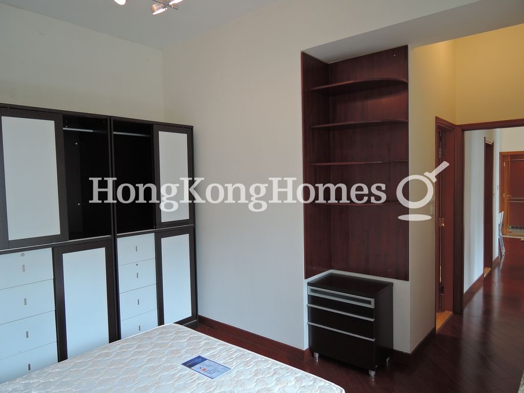 Built-in Wardrobe in Master Bedroom — 凱旋門 1期 第1座 (摩天閣)，尖沙咀