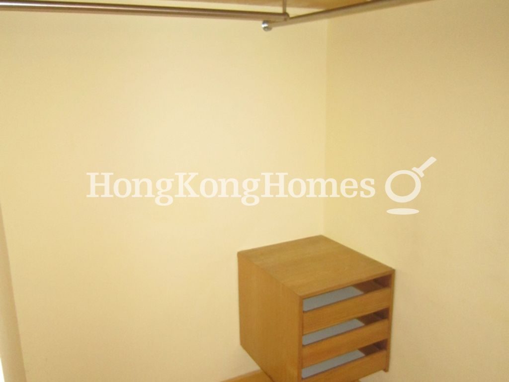 Walk-in Closet in Master Bedroom — 嘉樂居，跑馬地
