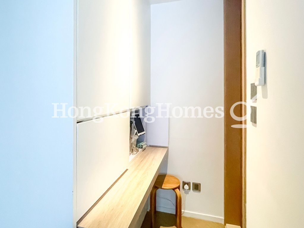 Built-in desk in Master Bedroom — 柏傲山，北角