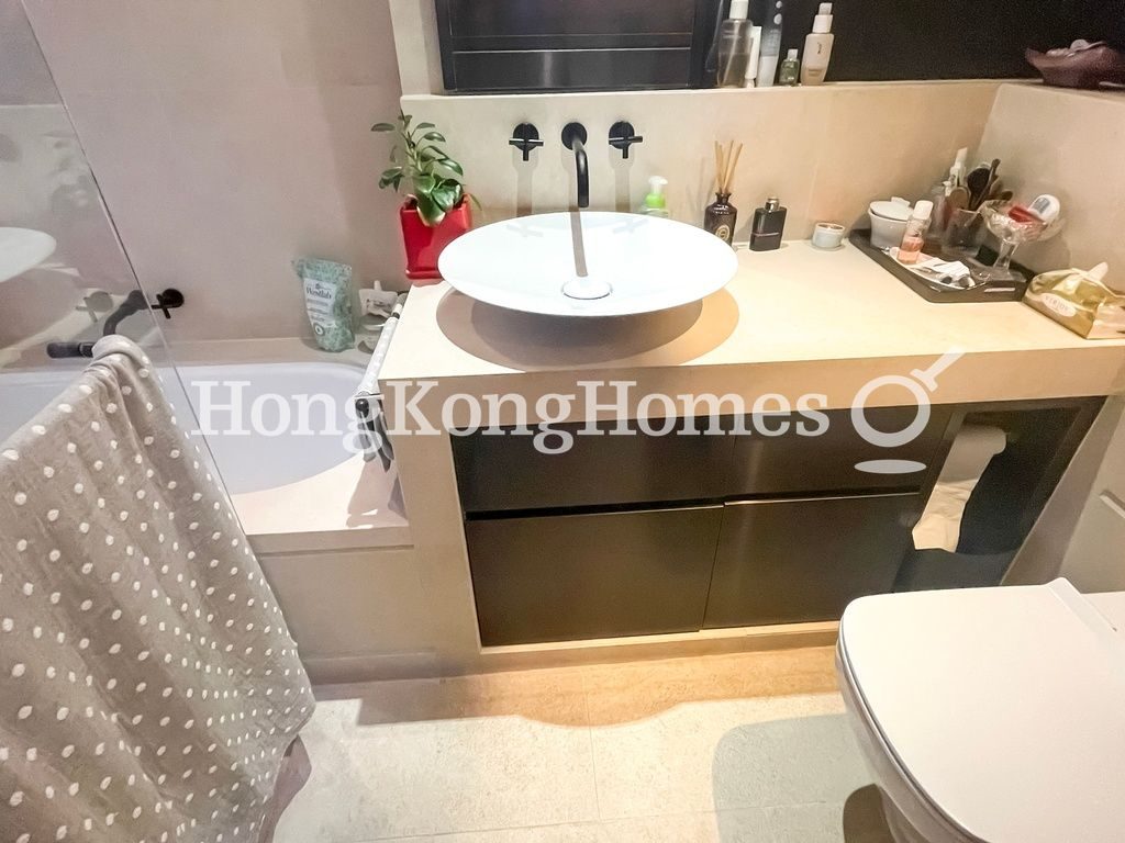 Master Bathroom — 柏傲山，北角