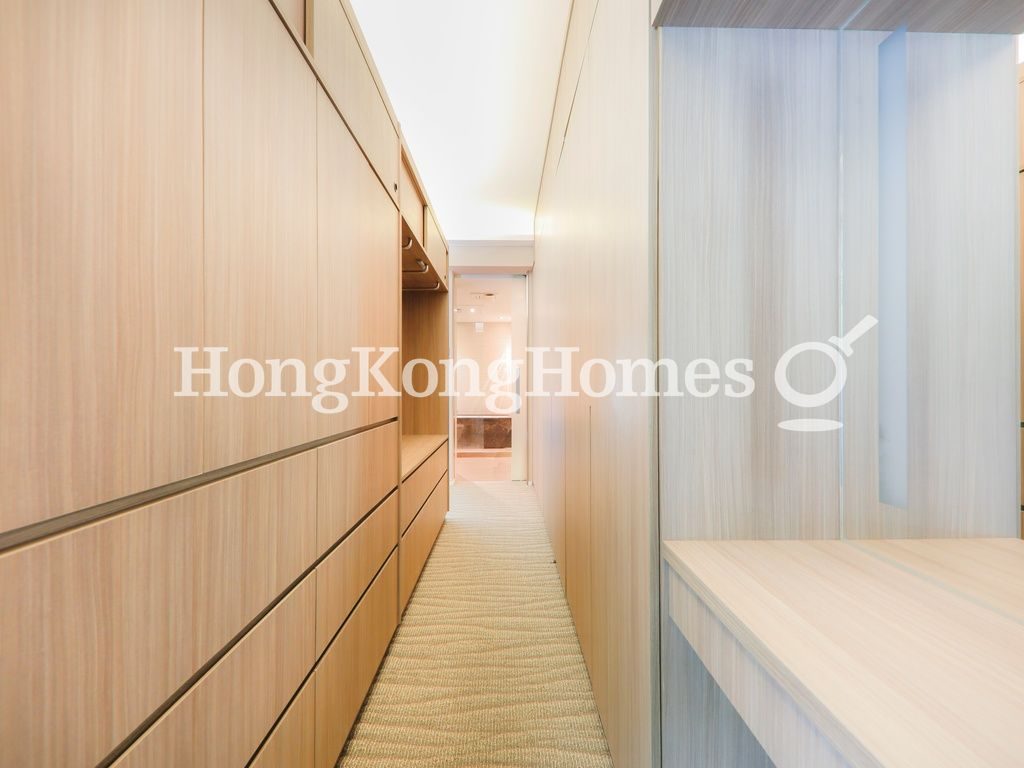 Walk-in Closet in Master Bedroom — 南灣御苑 - 第01座，淺水灣