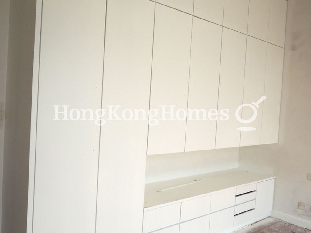 Built-in Wardrobe in Master Bedroom — 浪濤灣 洋房，黃金海岸