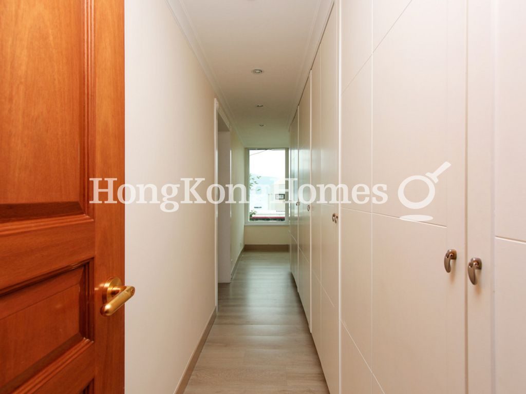 Dressing Area in Master Bedroom — 海灣閣，赤柱