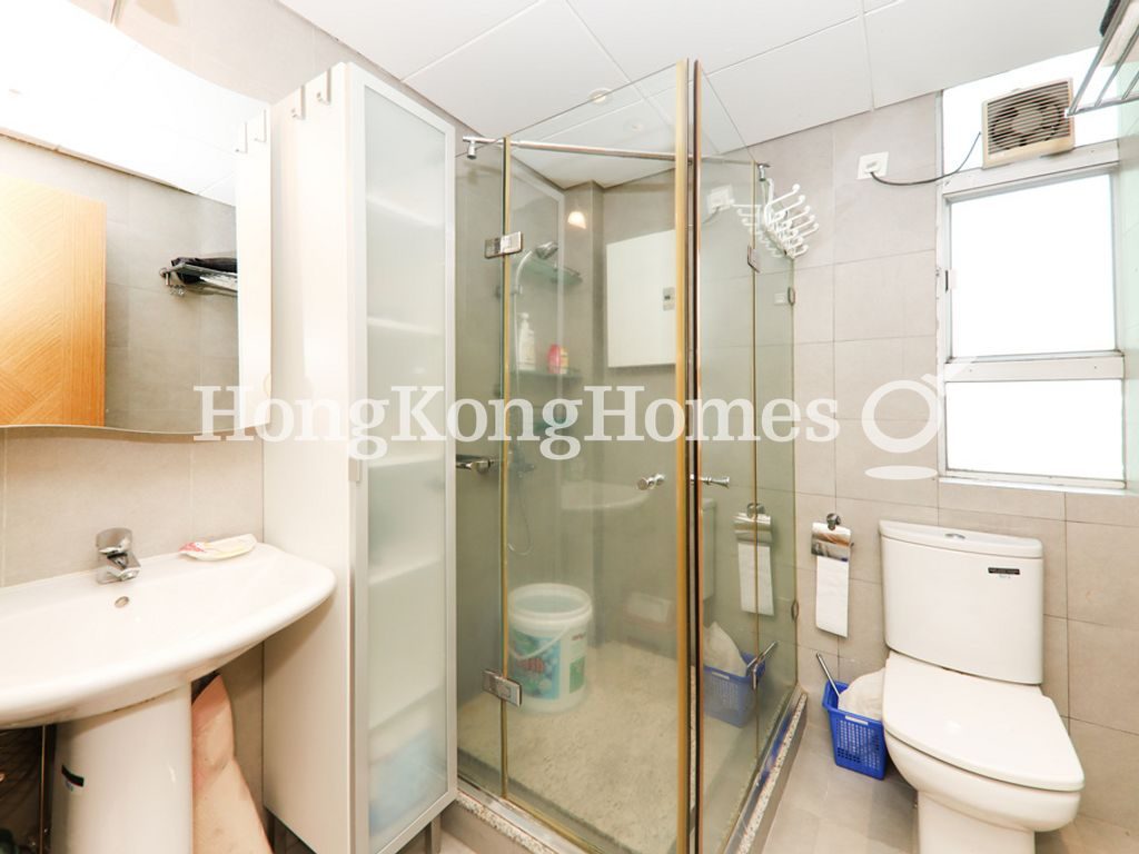 Guest Bathroom — 冠冕台 18-22號，薄扶林
