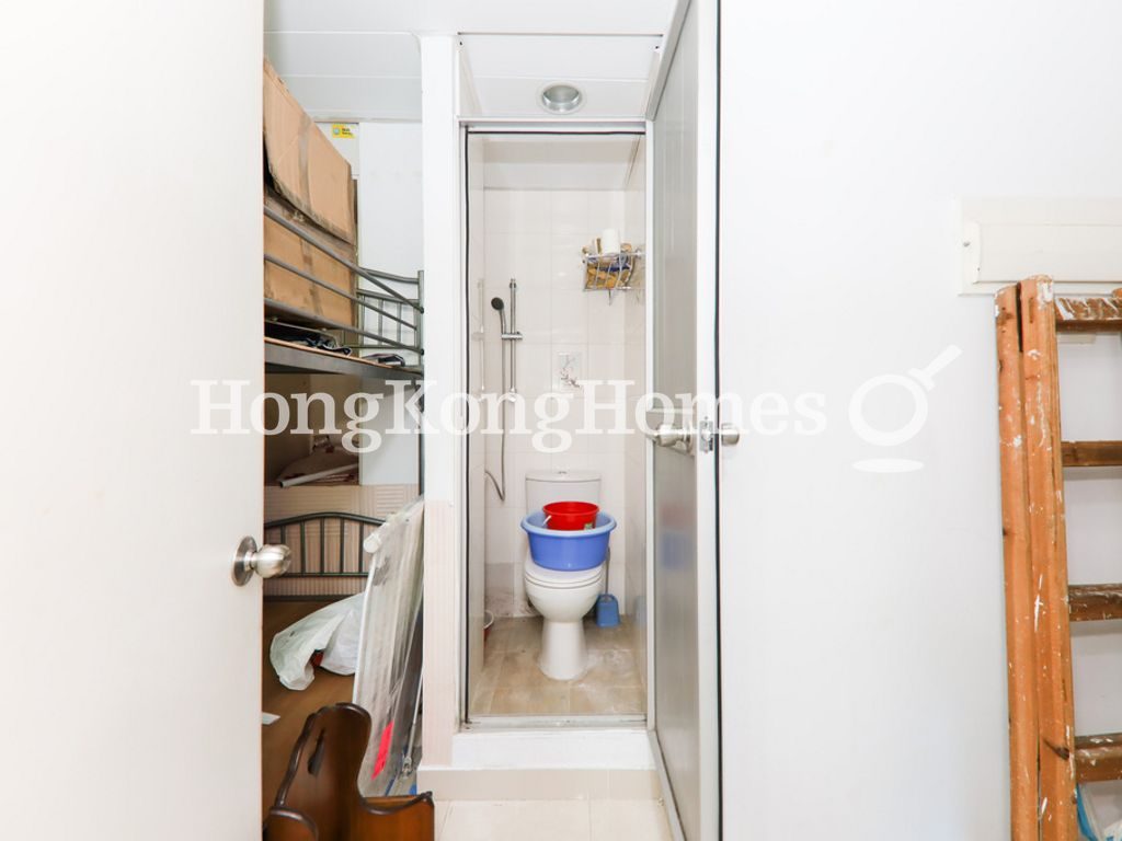 Maid's Room and Washroom — 冠冕台 18-22號，薄扶林