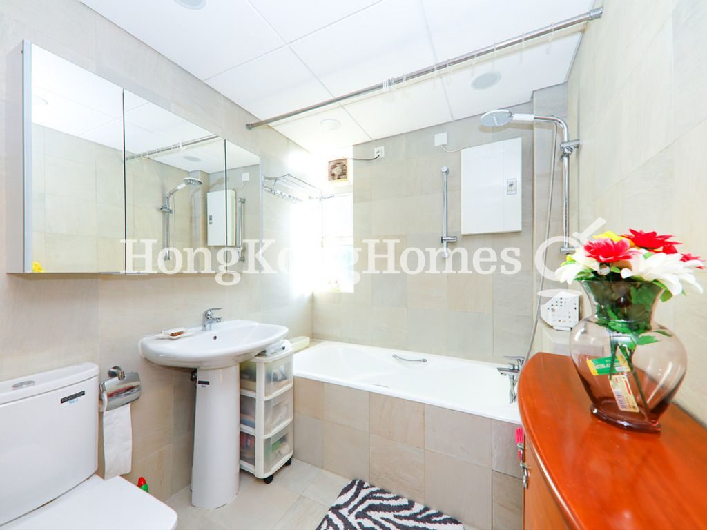 Master Bathroom — 冠冕台 18-22號，薄扶林