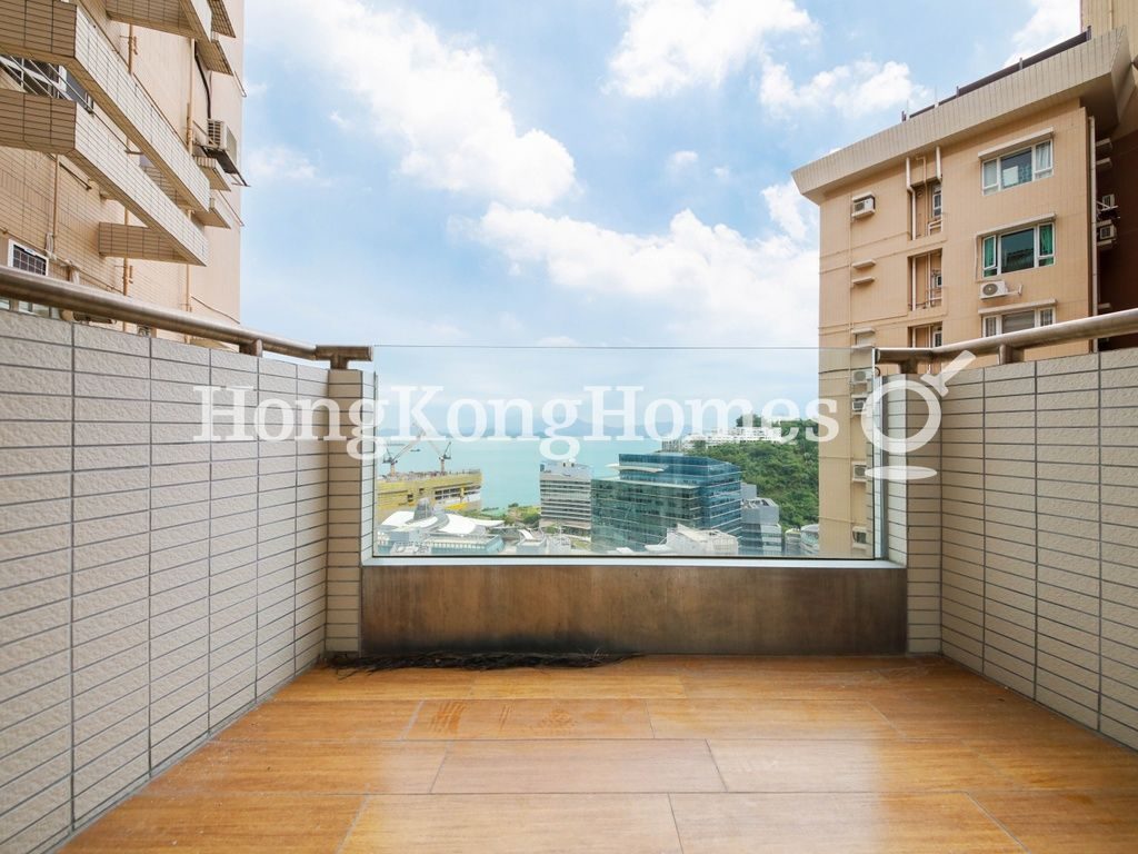 Balcony off Living and Dining Room — 碧瑤灣 - 第38座，薄扶林