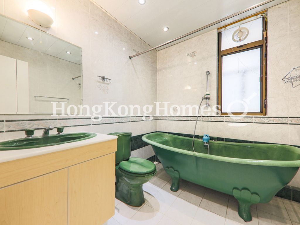 Guest Bathroom — Shuk Yuen Building, Happy Valley
