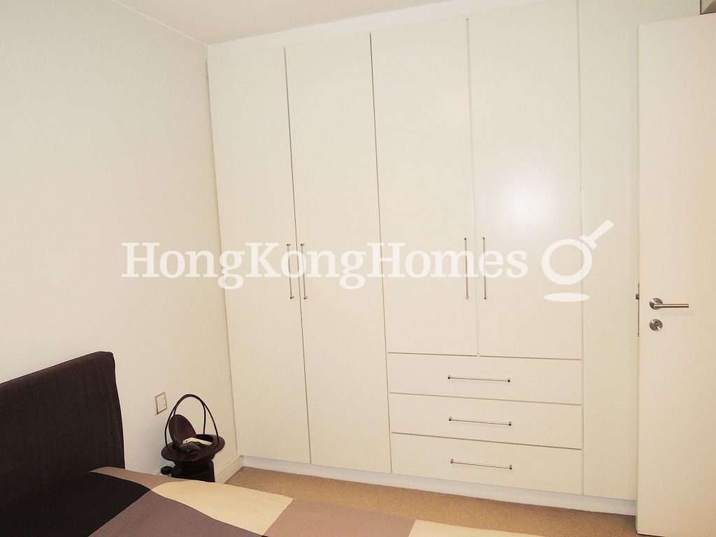 Built-in Wardrobe in Master Bedroom — 翠壁，東半山