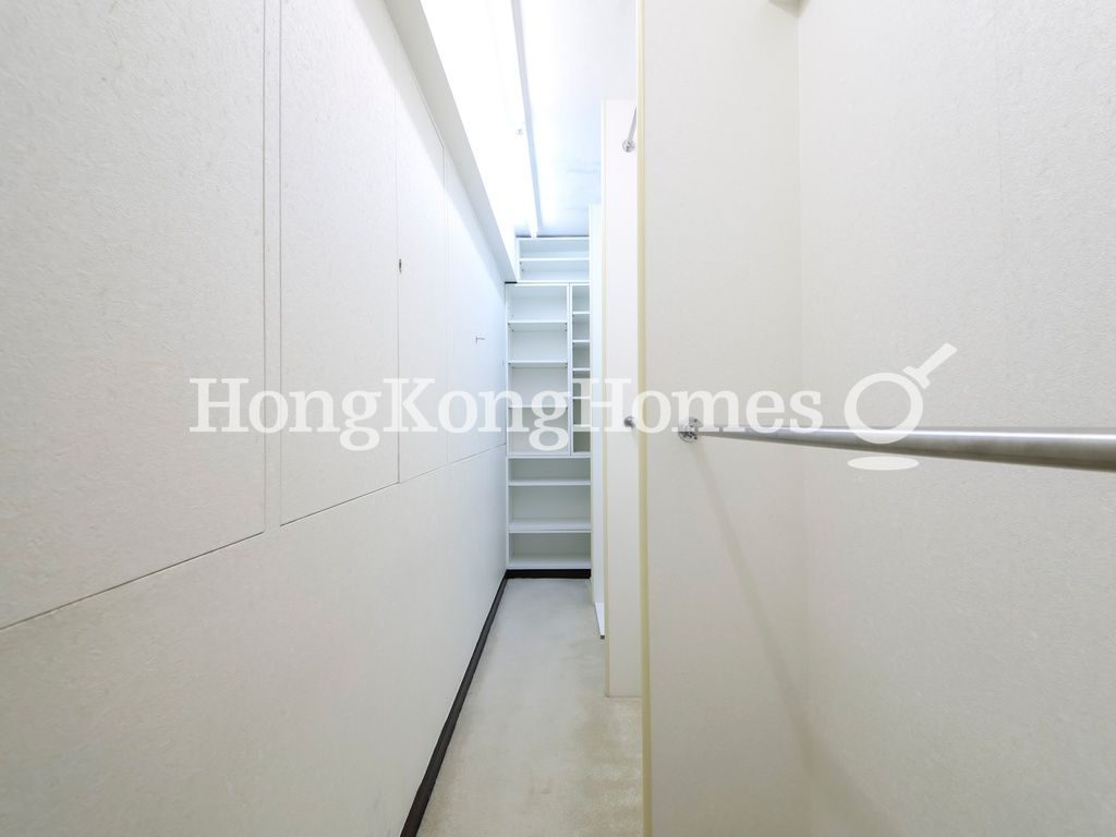 Walk-in Closet in Master Bedroom — 蟠龍道9號，跑馬地
