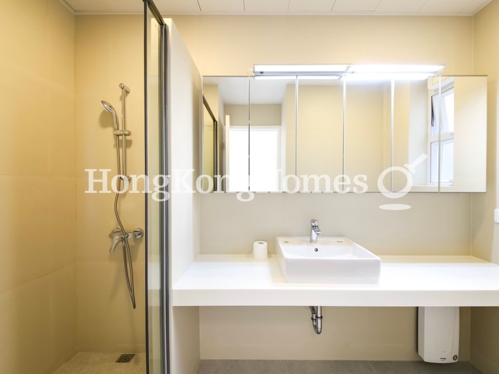 Second Ensuite Bathroom — 快樂大廈，中半山