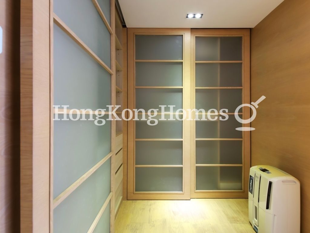 Walk-in Closet in Master Bedroom — 杏彤苑，西半山