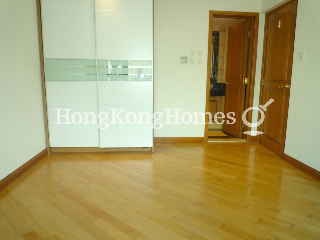 Built-in Wardrobe in Master Bedroom — 禮頓山 - 第09座，跑馬地