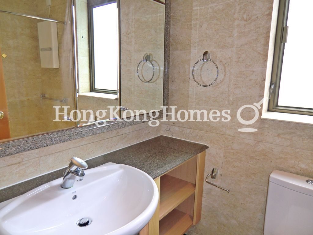 Master Bathroom — 寶翠園 5 座，薄扶林