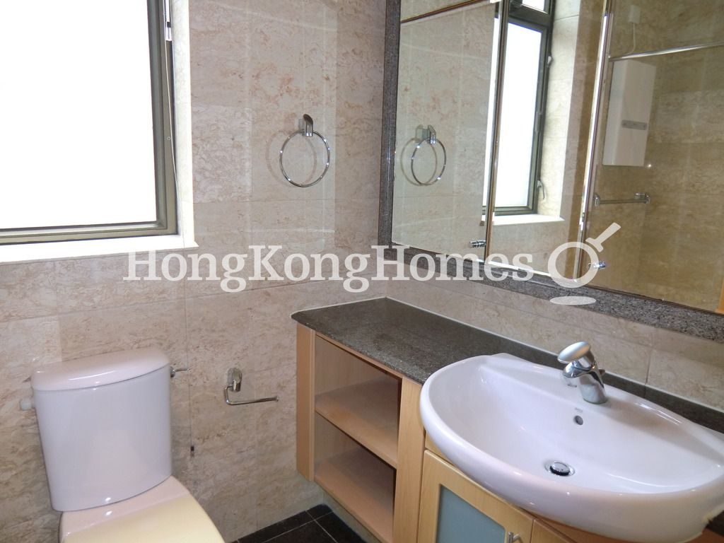 Guest Bathroom — 寶翠園 5 座，薄扶林