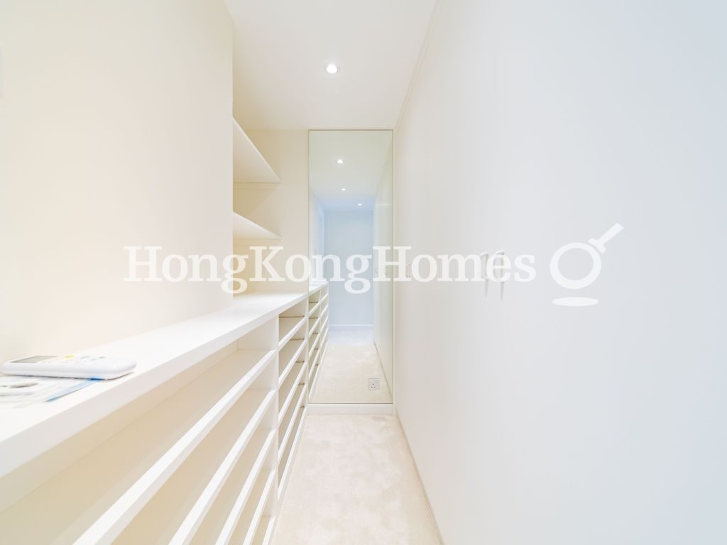 Walk-in Closet in Master Bedroom — 浪琴園 - 第04座，大潭