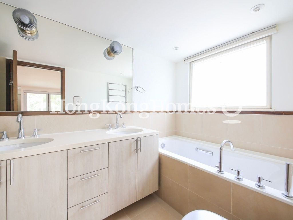 Master Bathroom — 翡翠別墅，清水灣