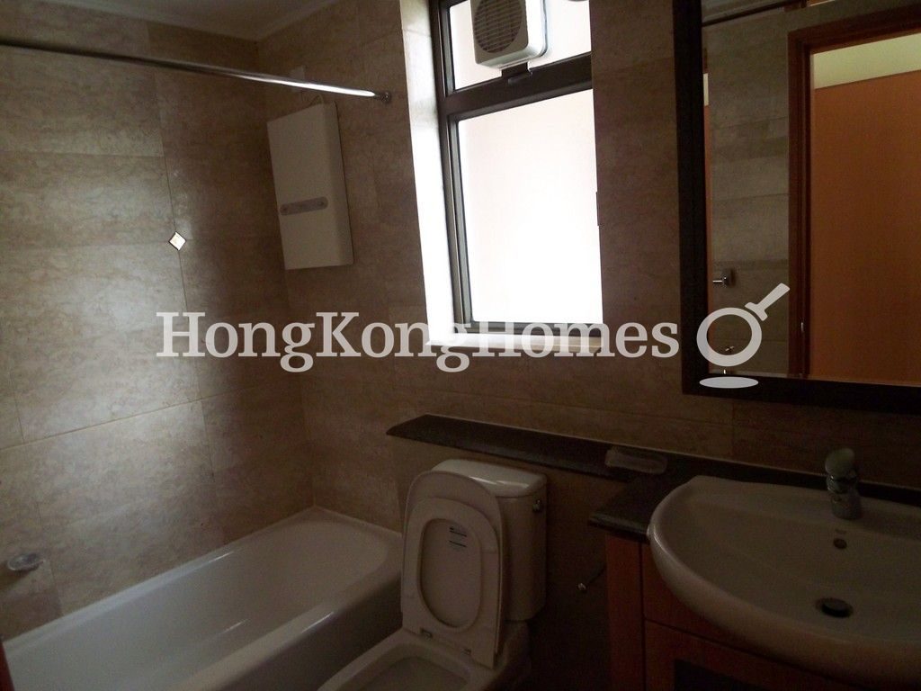 Master Bathroom — 寶翠園 8座，薄扶林