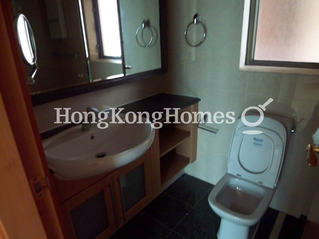 Guest Bathroom — 寶翠園 8座，薄扶林