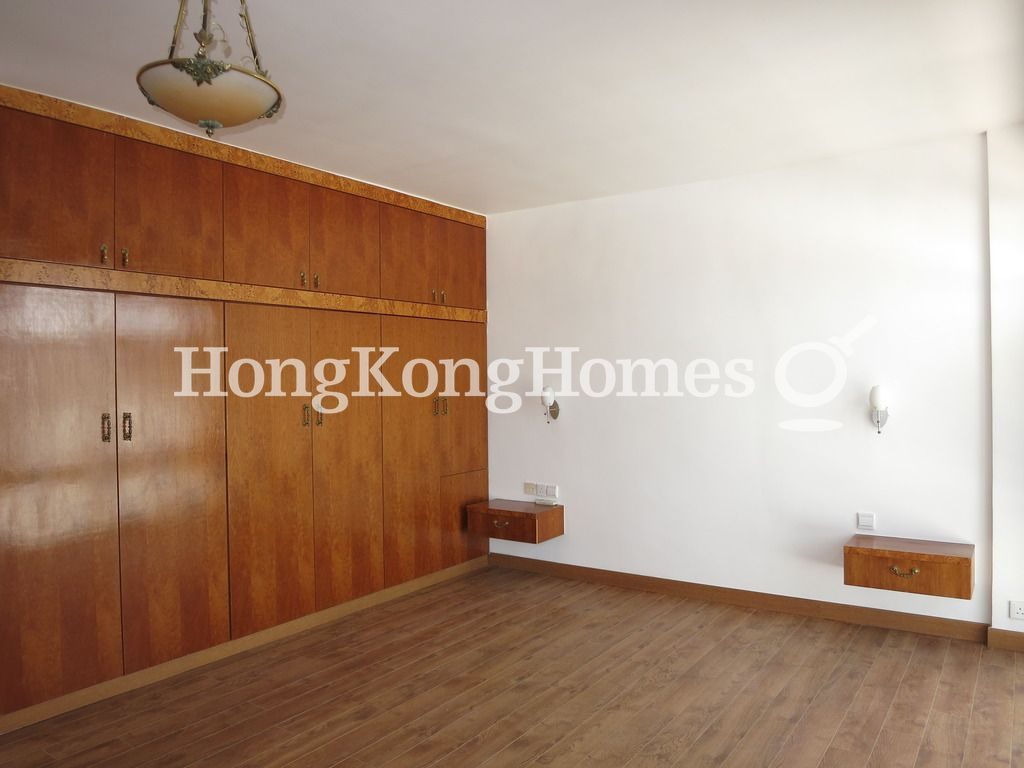 Built-in Wardrobe in Master Bedroom — Pan Long Villa, Clear Water Bay