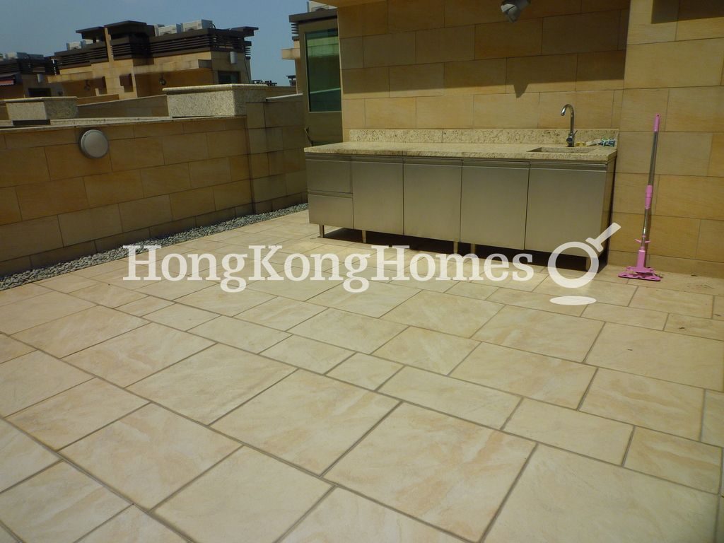 Private Roof Terrace — 海珀名邸，東涌