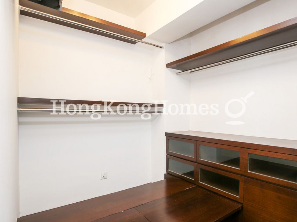 Walk-in Closet in Master Bedroom — 匡湖居 02期，西貢
