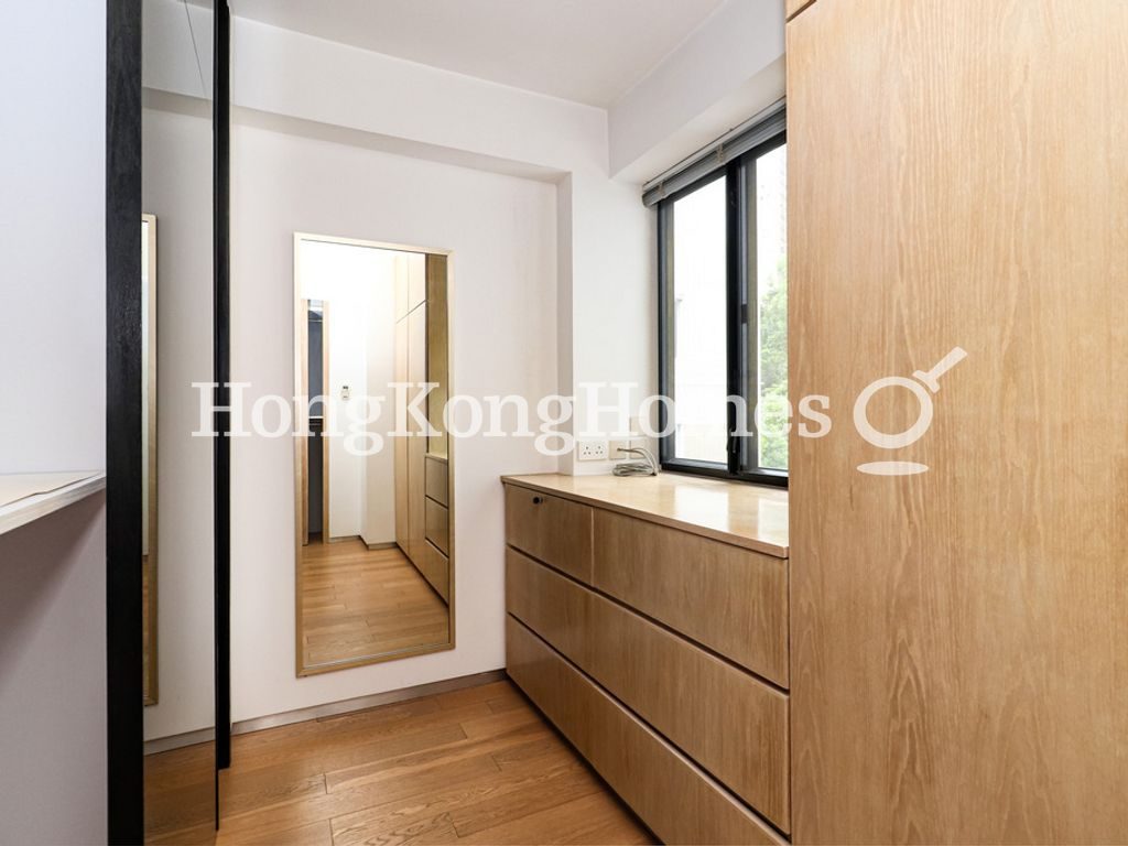 Walk-in Closet in Master Bedroom — Wah Fung Mansion, Tai Hang