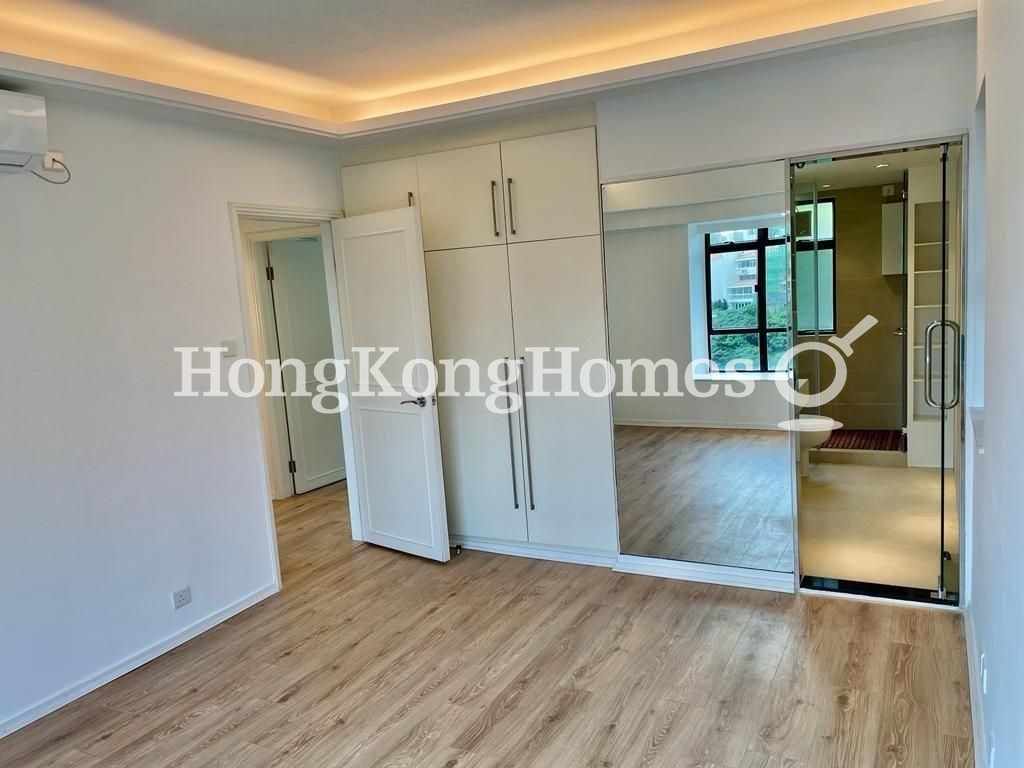 Built-in Wardrobe in Master Bedroom — 華景園 - 第03座，淺水灣