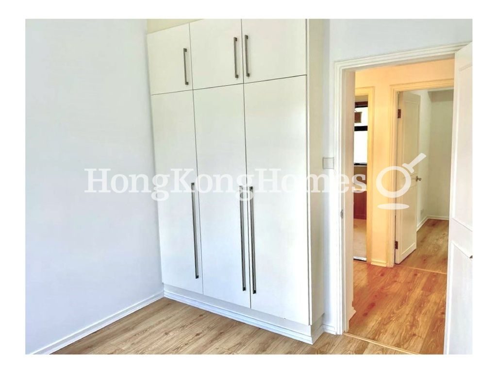 Built-in Wardrobe in Second Bedroom — 華景園 - 第03座，淺水灣