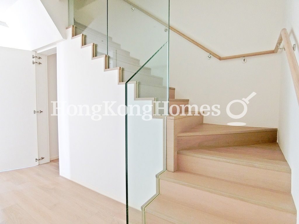 Internal Staircase and Storeroom — 敦皓，西半山