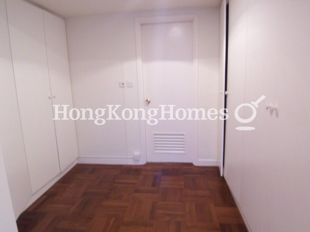 Walk-in Closet in Master Bedroom — 紅山半島 - 第07座，大潭