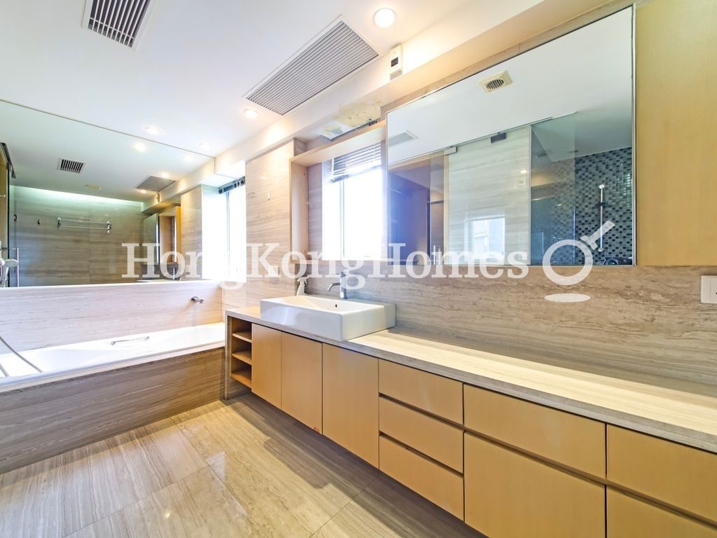 Master Bathroom — Beau Cloud Mansion, Mid-levels Central