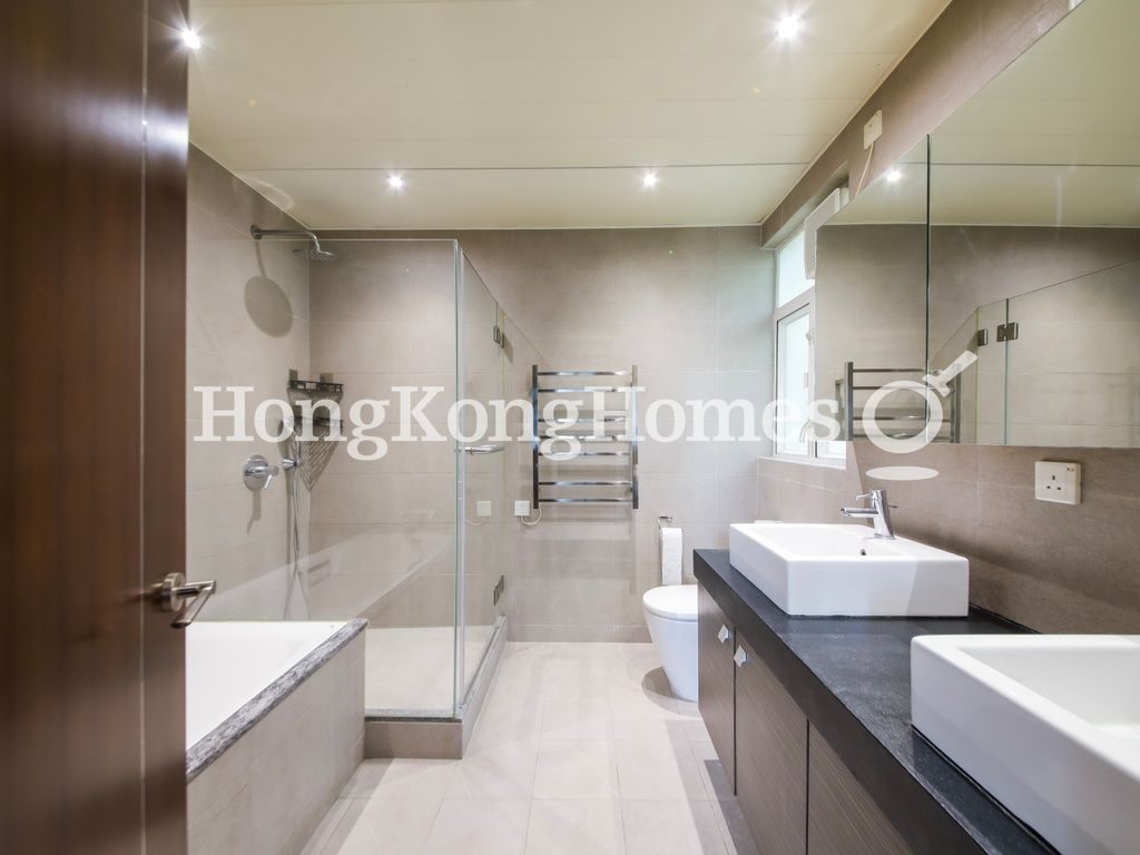 Master Bathroom — 寶光大廈，中半山