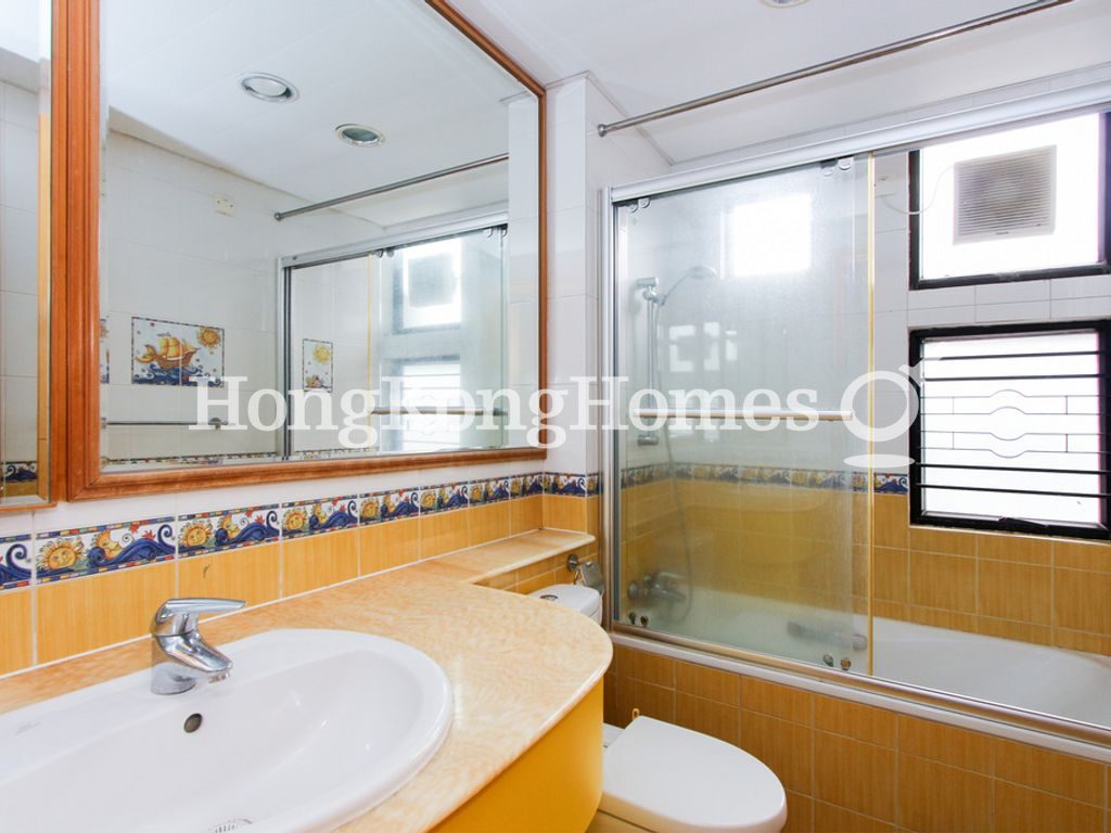 Guest Bathroom — Cavendish Heights - Block 04, Jardine's Lookout