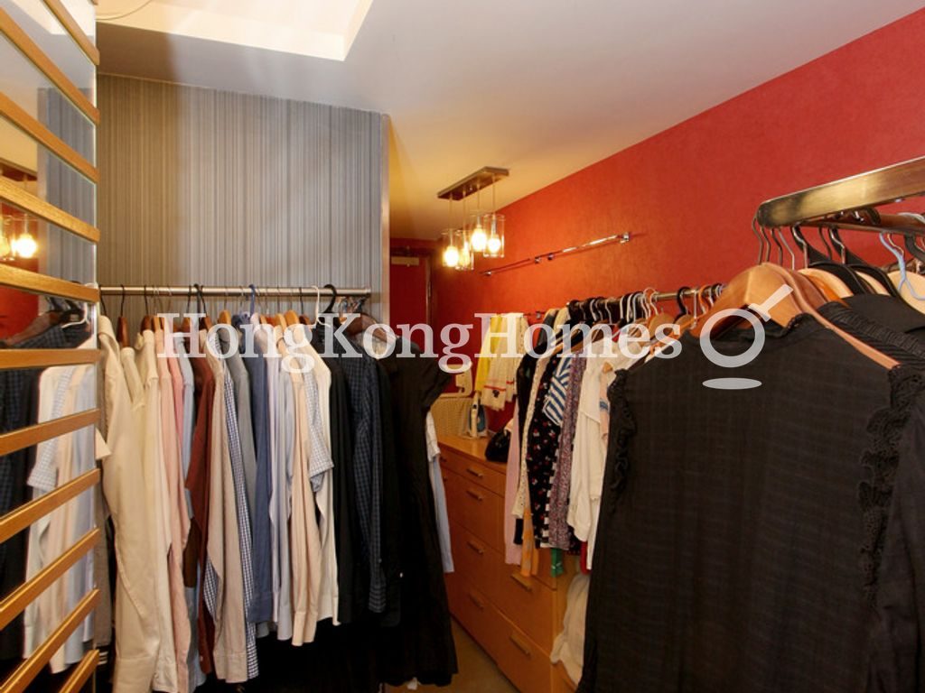 Walk-in Closet in Master Bedroom — 學林雅軒，西半山