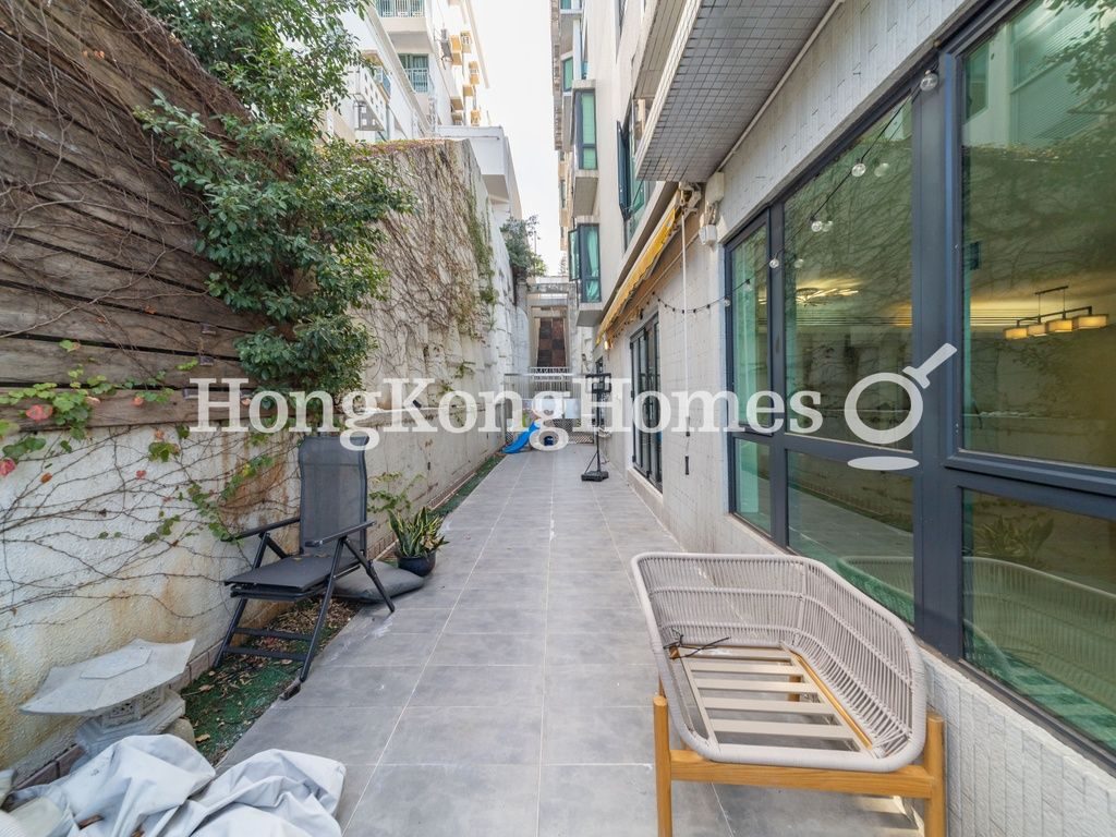 Private Terrace off Living & Dining Room — 浪頤居 - 第02座，薄扶林