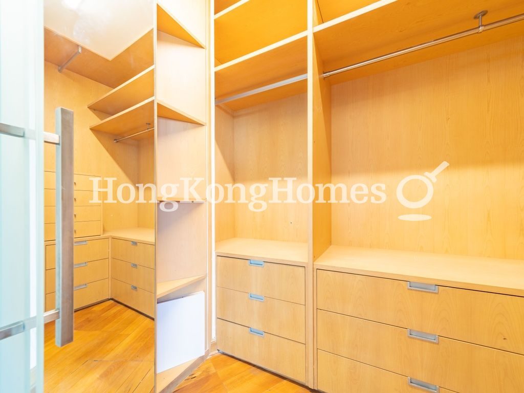 Walk-in Closet in Master Bedroom — 浪頤居 - 第02座，薄扶林