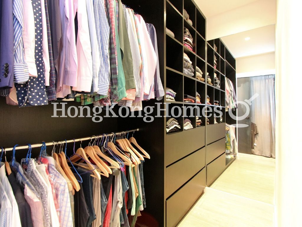 Walk-in Closet in Bedroom — 美麗閣，西半山