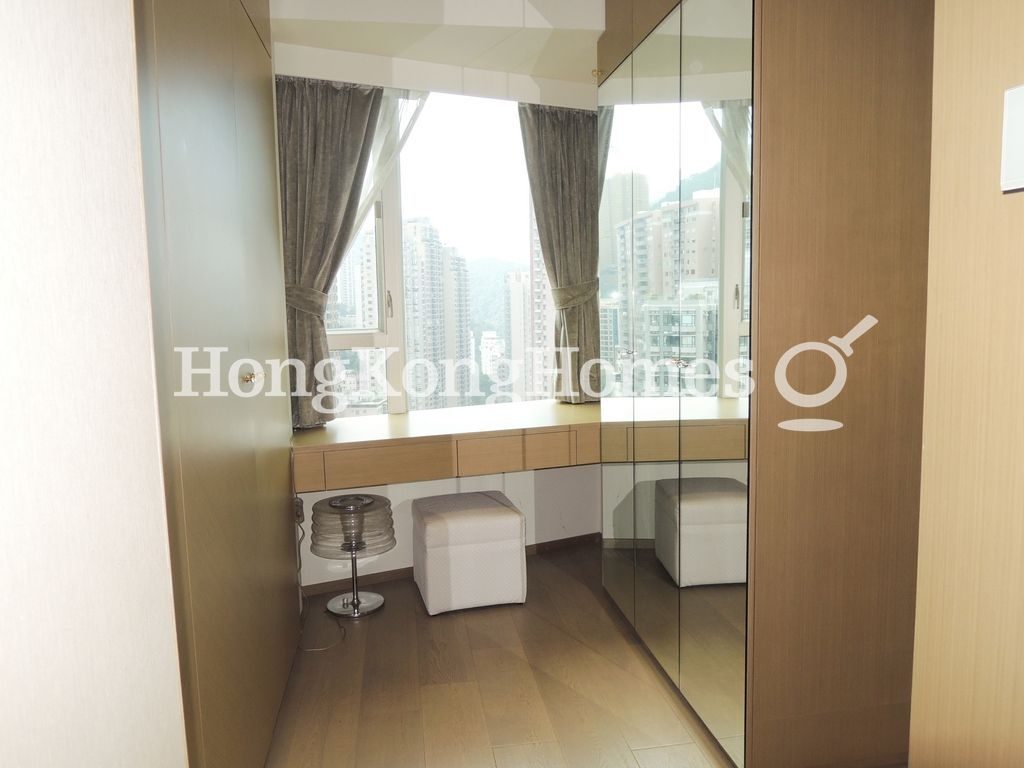 Walk-in Closet in Master Bedroom — 羅便臣道80號 - 第01座，西半山