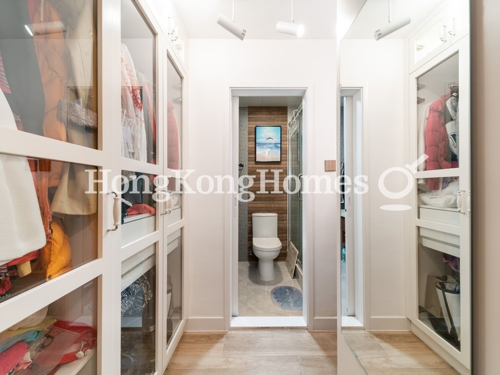 Walk-in Closet in Bedroom — 錦華大廈，西營盤