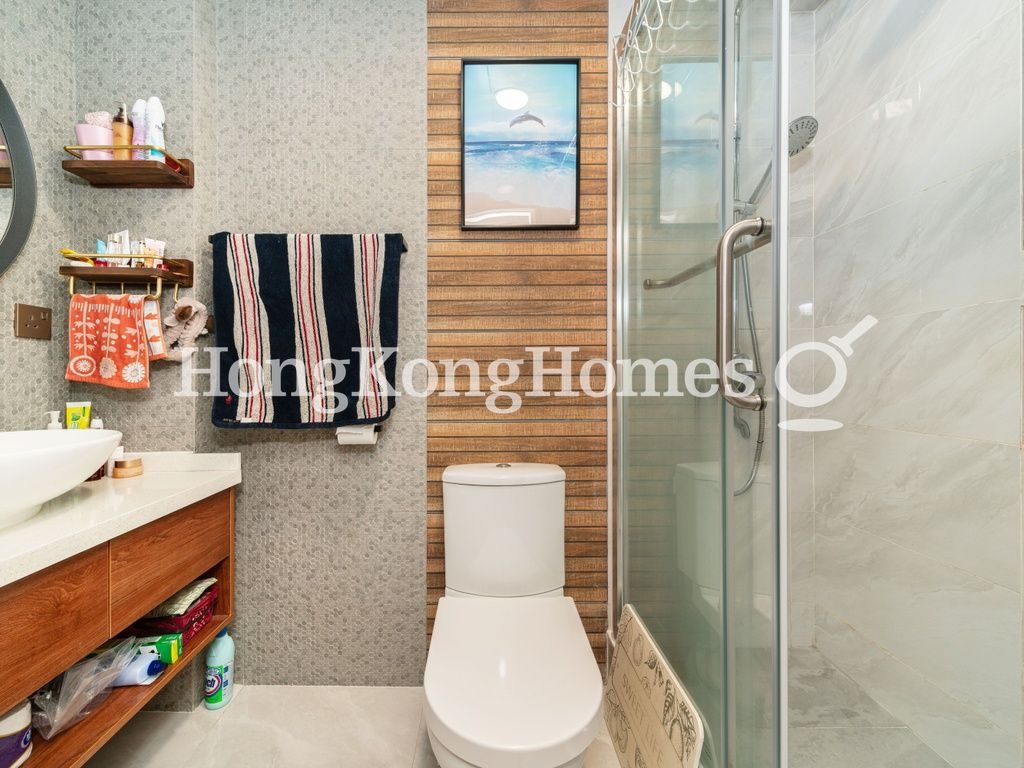 Ensuite Bathroom — 錦華大廈，西營盤