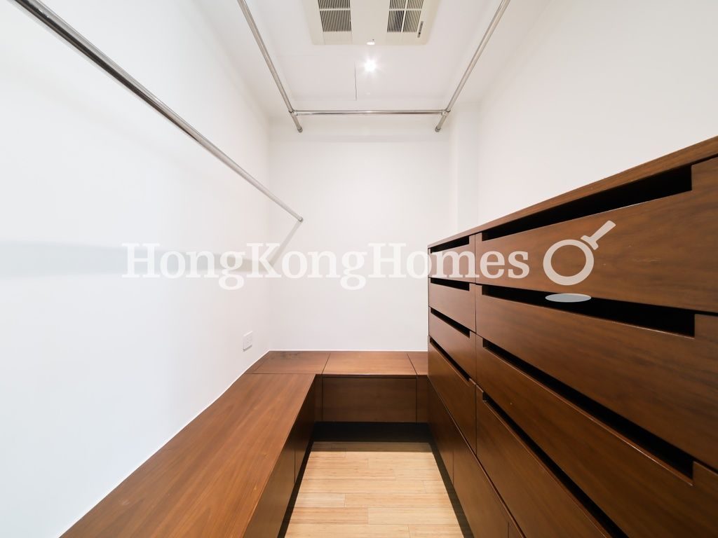 Walk-in Closet in Master Bedroom — 旭逸居 - 第02座，赤柱