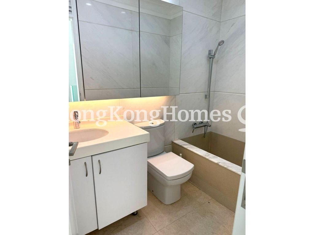 Guest Bathroom — 晉名峰 - 洋房，沙田