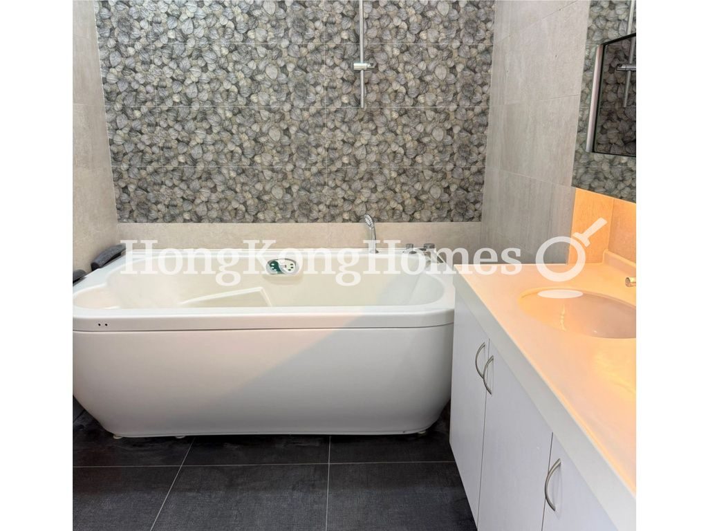 Master Bathroom — 晉名峰 - 洋房，沙田